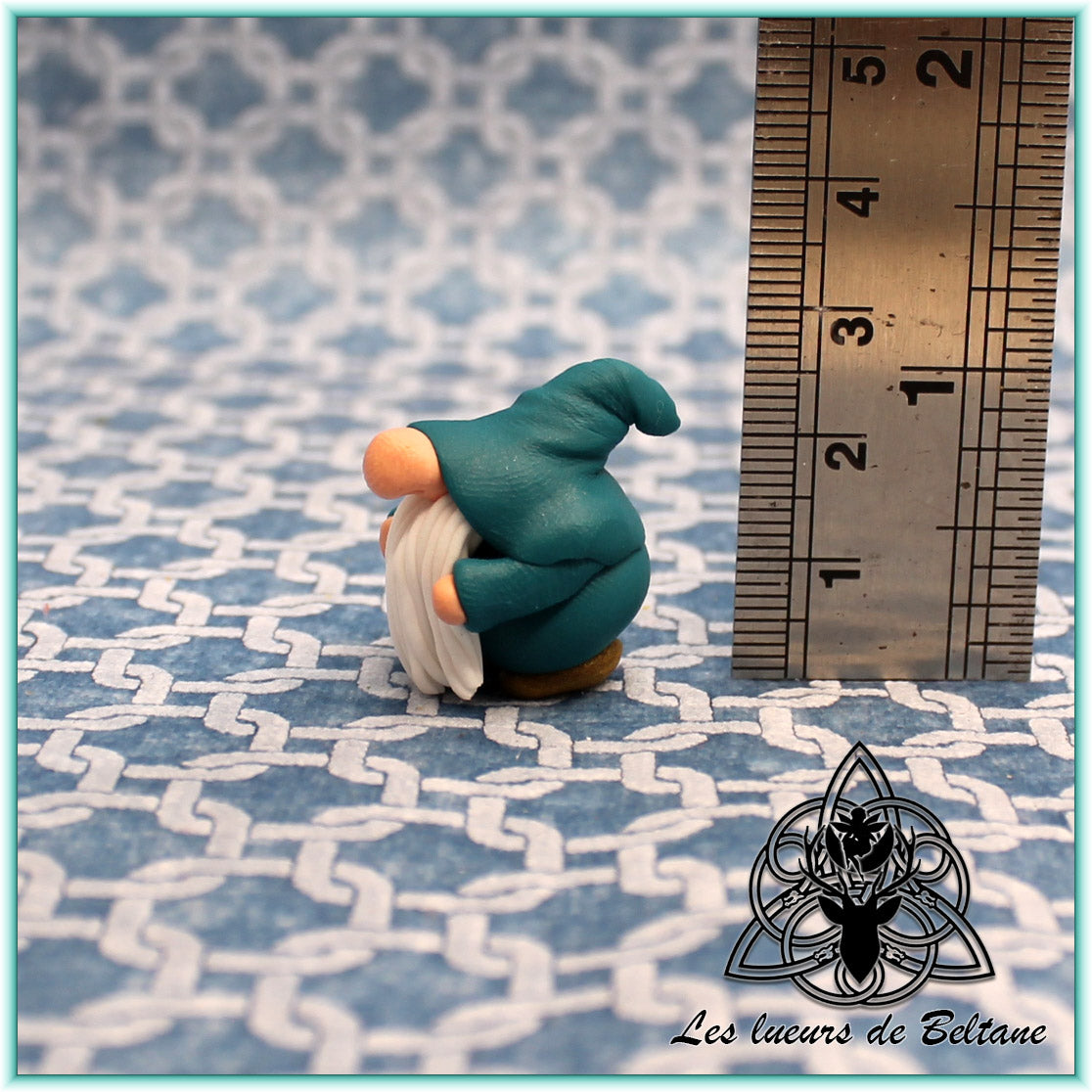 Nolan, petit gnome bleu modelé à la main en pâte polymère