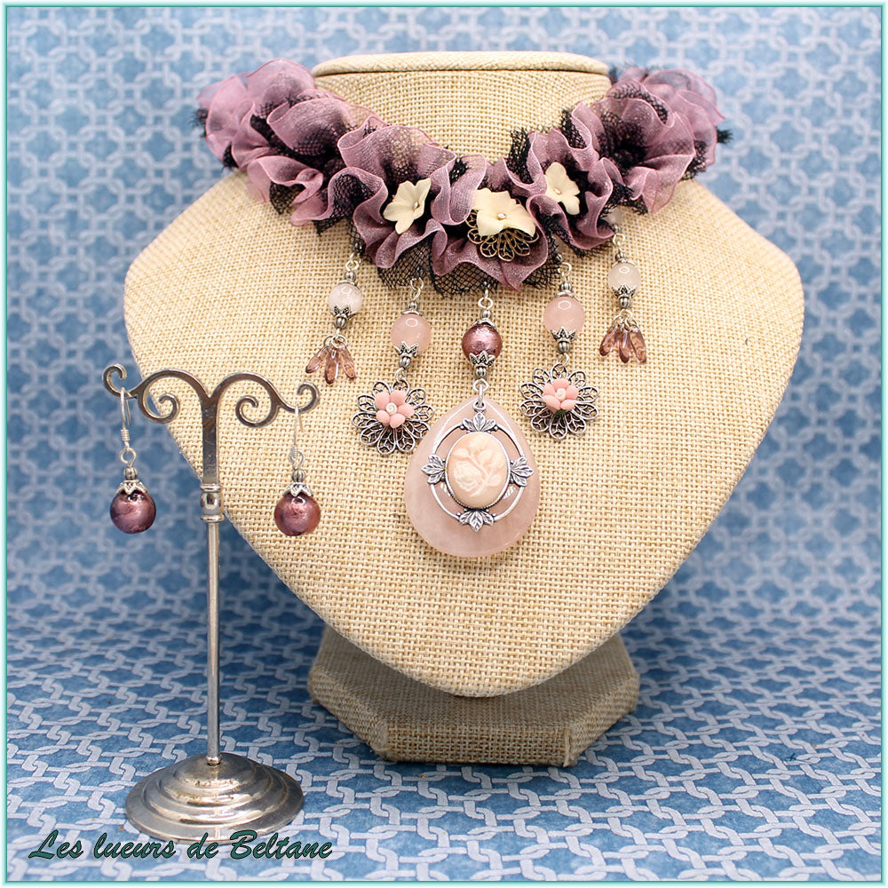 Parure Rozenn, ras-de-cou baroque en organza rose et tulle noir avec goutte en quartz rose et camée, et boucles d'oreilles en verre de Murano
