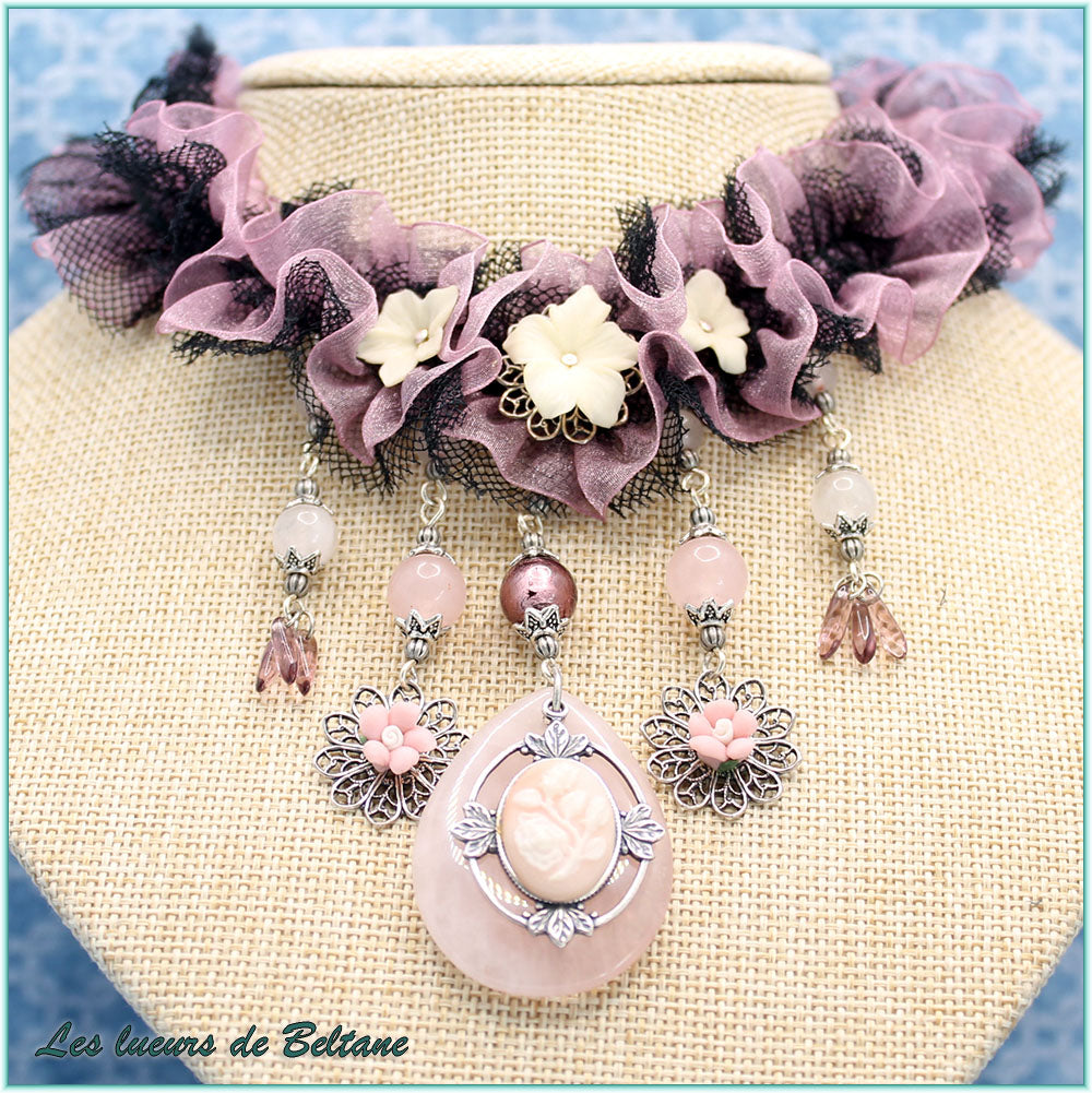 Parure Rozenn, détail des fleurs en porcelaine froide, de la goutte en quartz rose et du camée à la rose