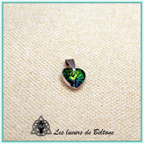 Pendentif petit cœur en cristal, coloris vert à reflet bleu