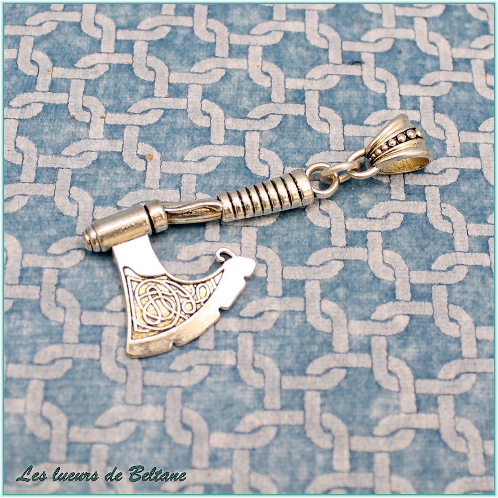 Pendentif hache viking en métal argenté, lame gravée d'entrelacs et large bélière