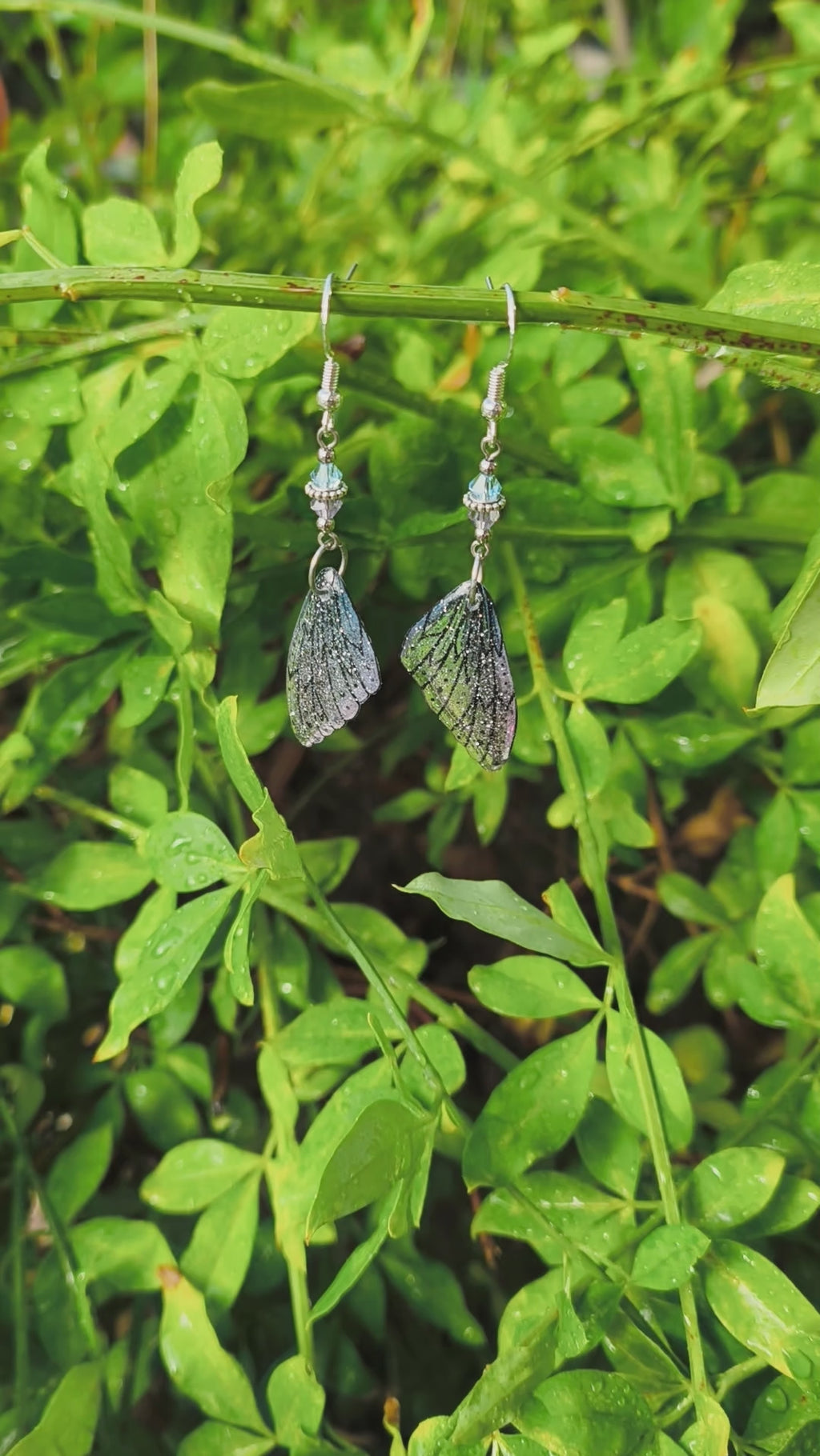 Vidéo des boucles d'oreilles Oona pailletées, aile de fée violet bleuté