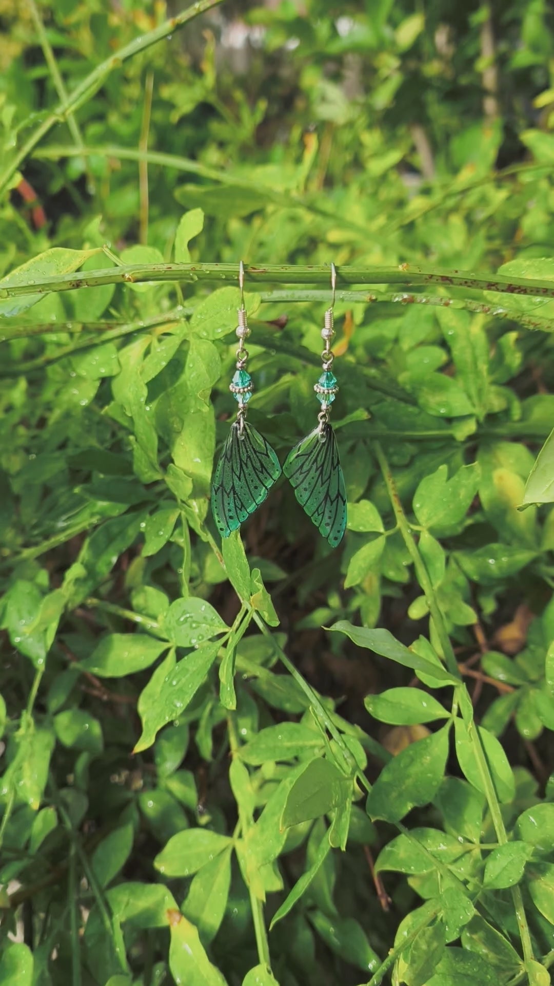 Vidéo des boucles d'oreilles Oona, aile de fée en résine bleu turquoise