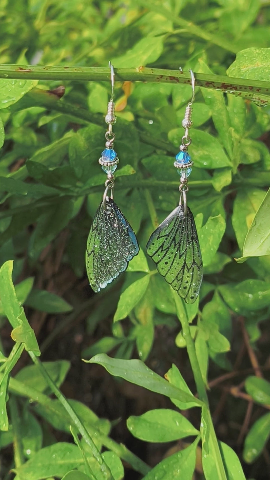 Vidéo des boucles d'oreilles Oona pailletées, aile de fée bleu ciel