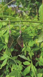Vidéo des boucles d'oreilles Oona, aile de fée en résine rose