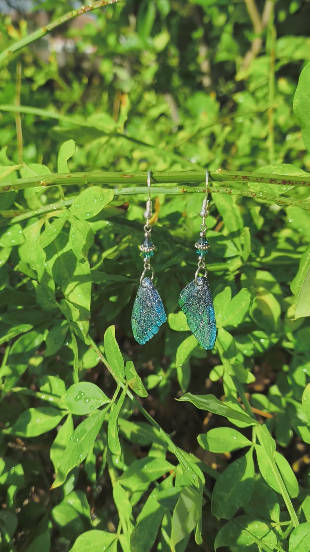 Vidéo des boucles d'oreilles Oona pailletées, aile de fée bleue