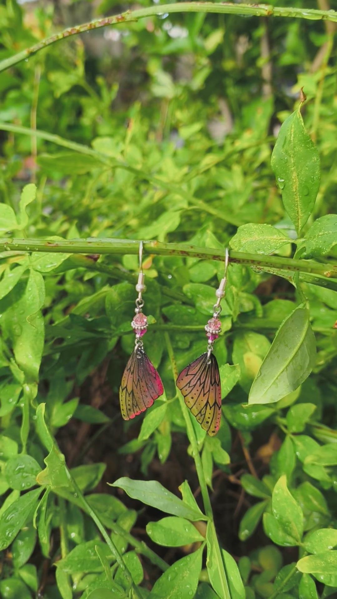 Vidéo des boucles d'oreilles Oona, aile de fée en résine rose fuchsia