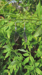 Vidéo des boucles d'oreilles Oona, aile de fée en résine violet bleuté