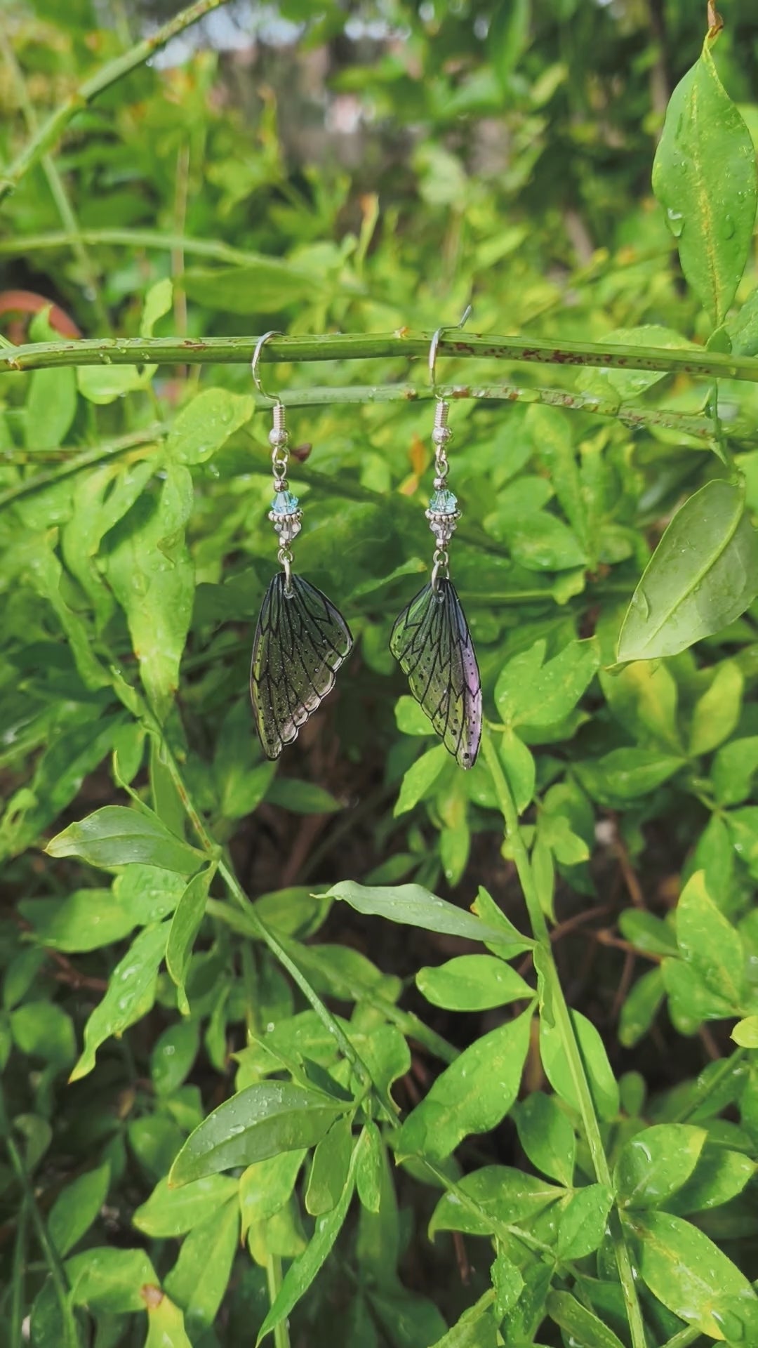 Vidéo des boucles d'oreilles Oona, aile de fée en résine violet bleuté