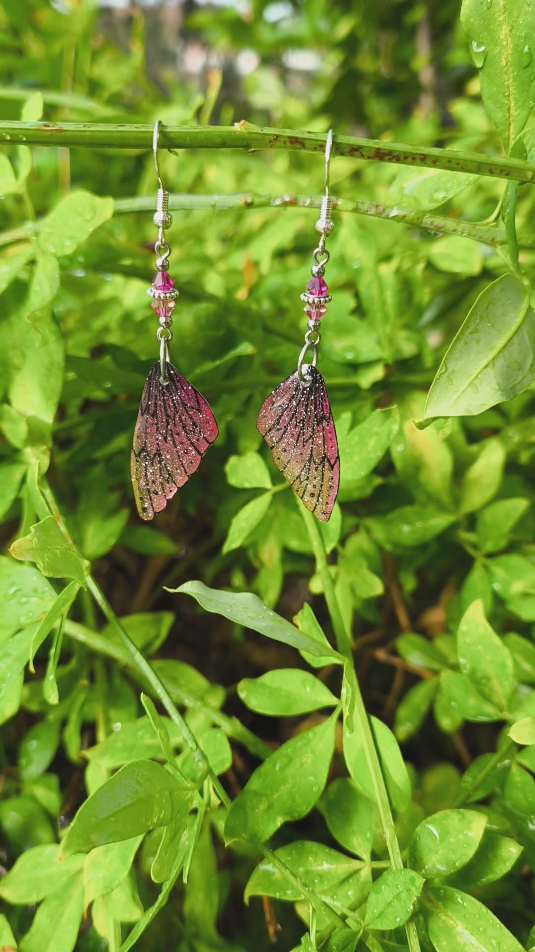 Vidéo des boucles d'oreilles Oona pailletées, aile de fée rose fuchsia